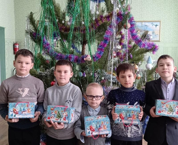 ОГКОУ Барановская ШИ новогодние подарки младшим школьникам.