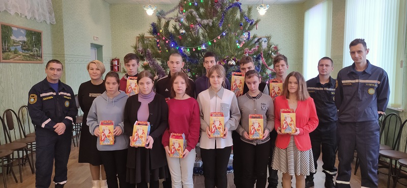 Подарки от Аварийно-спасательной службы МЧС Ульяновской области.